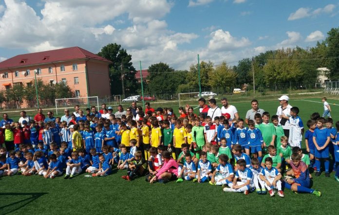 1007 100 uniti pentru fotbal