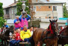 VIDEO | Sărbătoare de poveste la Cupa Satelor! Trofeul prezentat comunei pe cai și în straie populare!